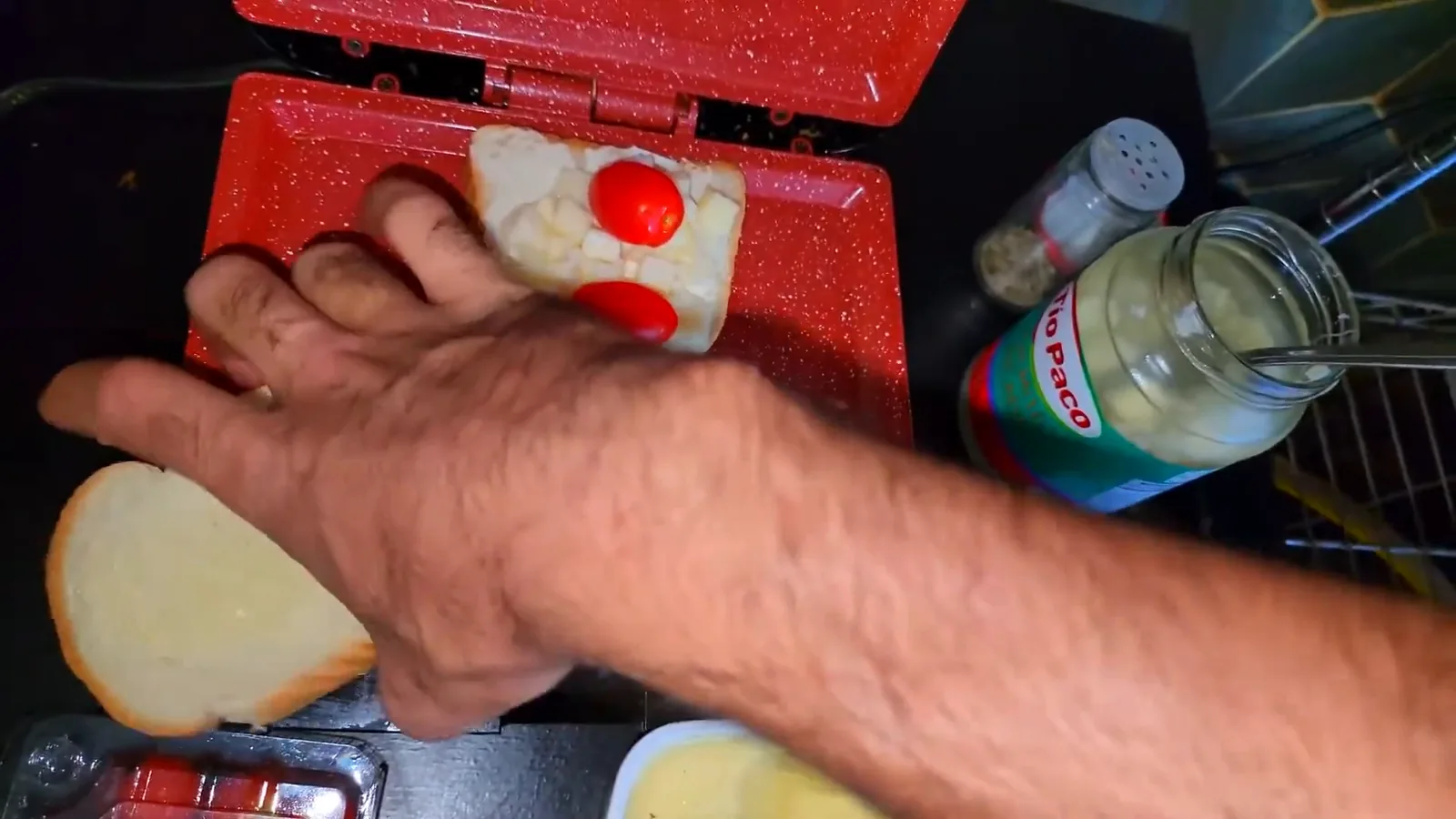 Montagem de lanche diretamente na chapa lisa antiaderente da sanduicheira