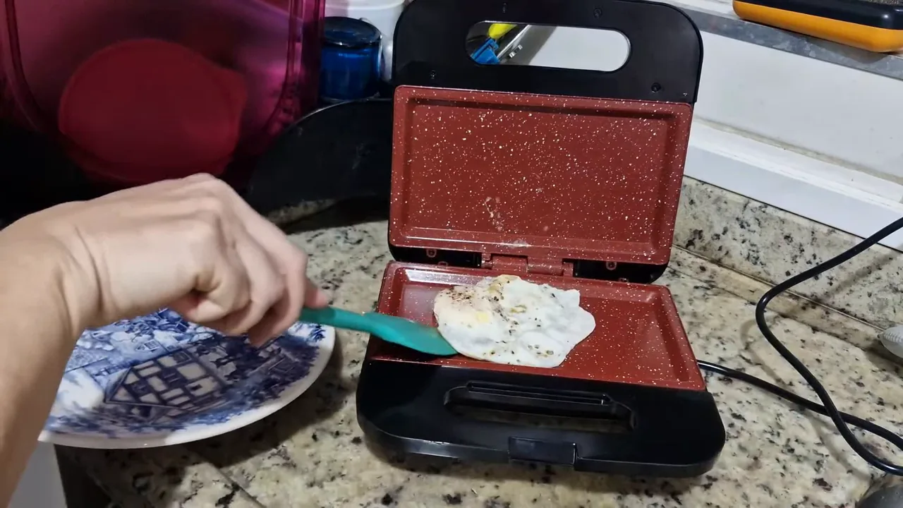 Remoção fácil do ovo frito na chapa antiaderente com espátula