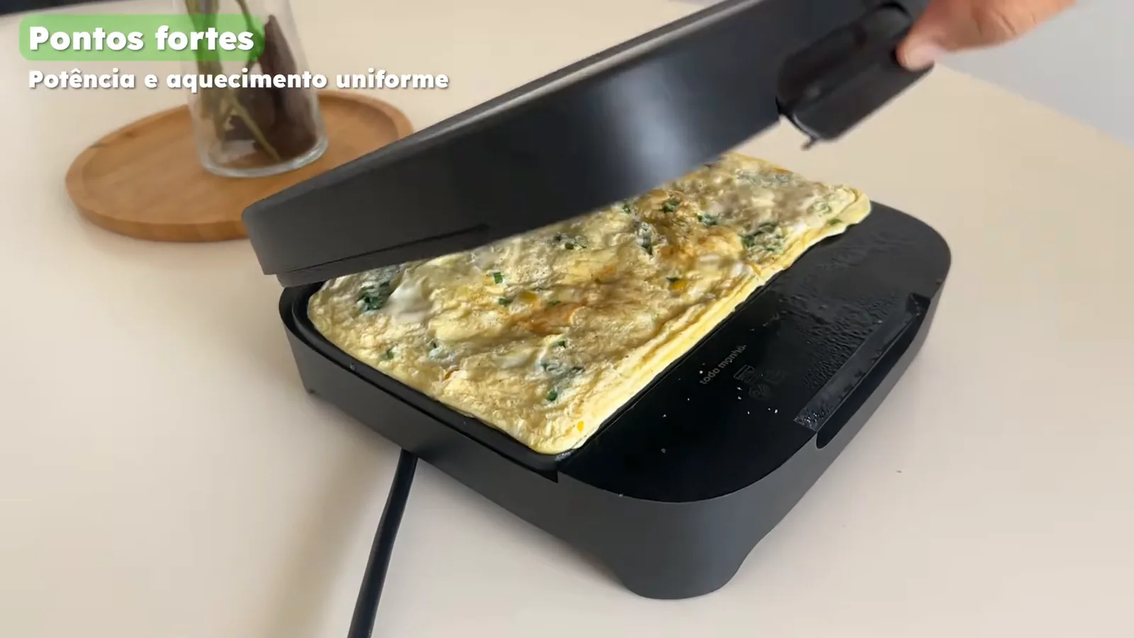 Preparo de omelete na chapa antiaderente inferior da sanduicheira Cadence