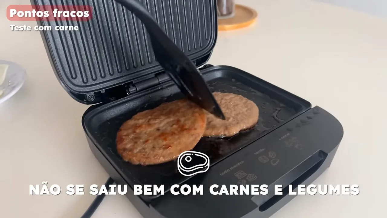 Hambúrgueres sendo grelhados na chapa da sanduicheira Cadence Click