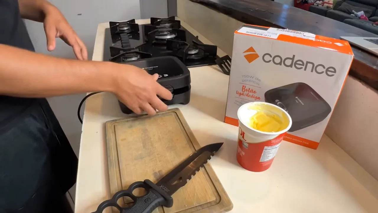 Inserção do pão na chapa e acionamento da sanduicheira