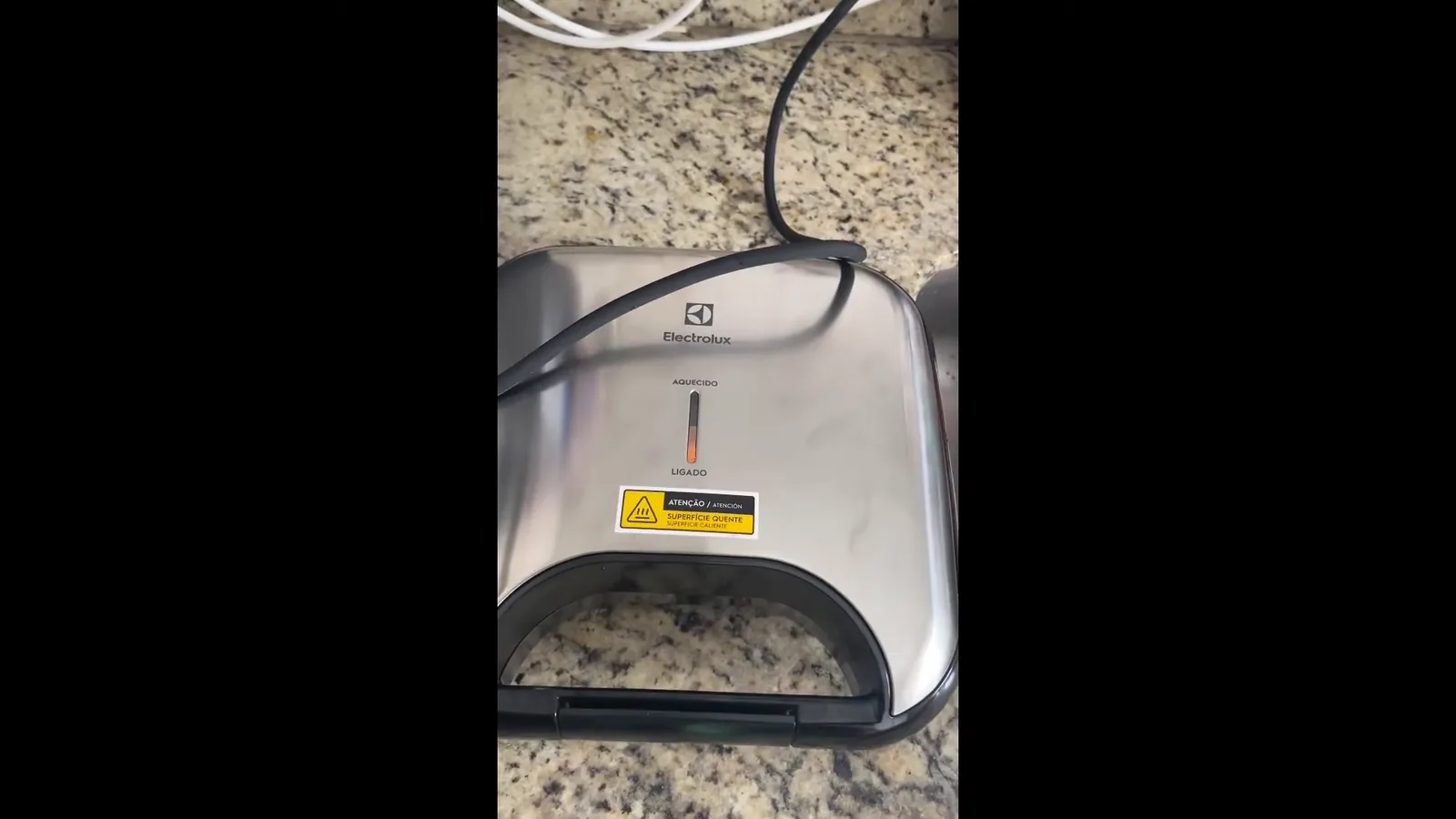 Sanduicheira Electrolux ligada aquecendo com luz indicadora na bancada