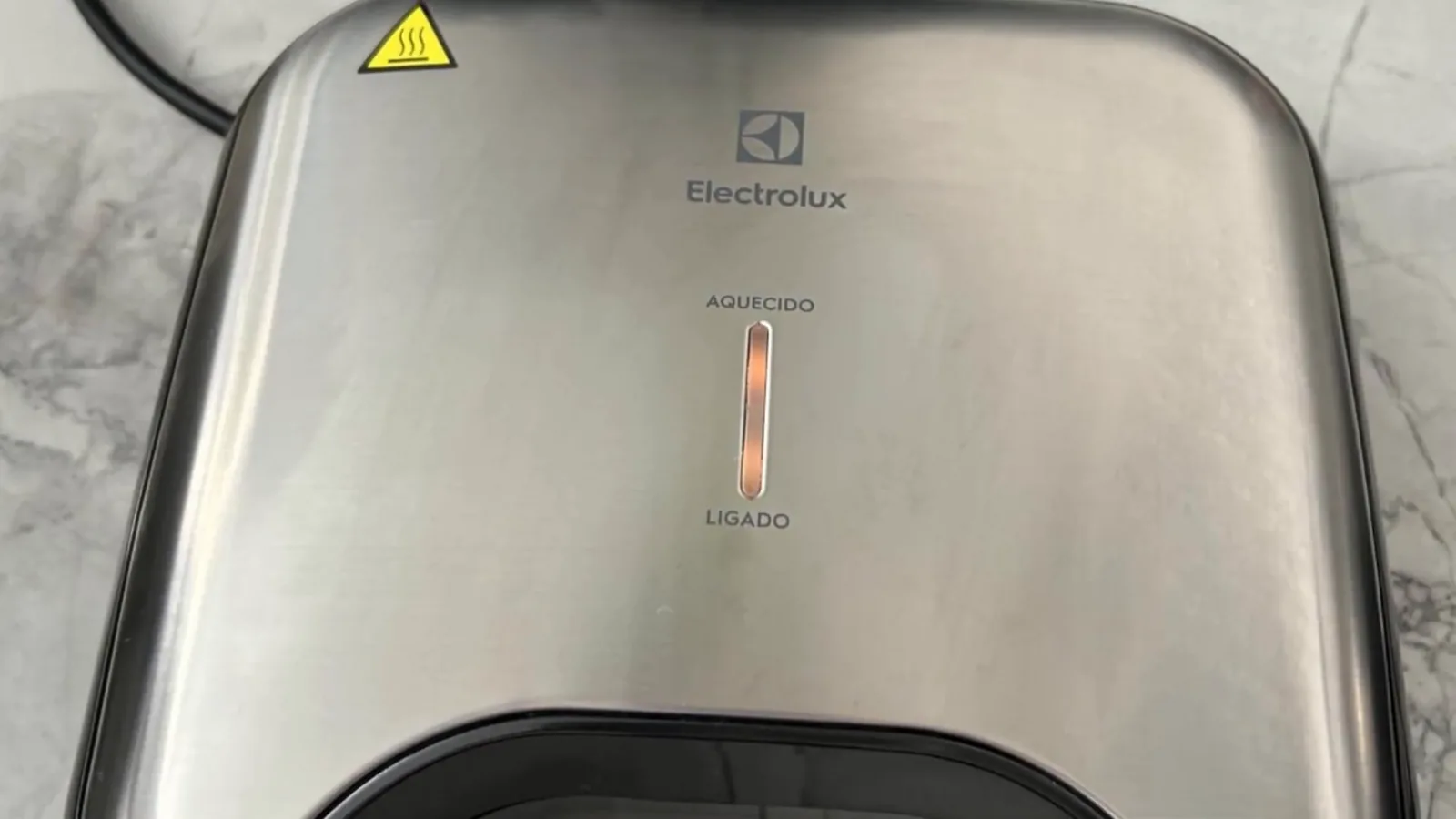Luz indicadora de aquecimento acesa no acabamento em inox escovado