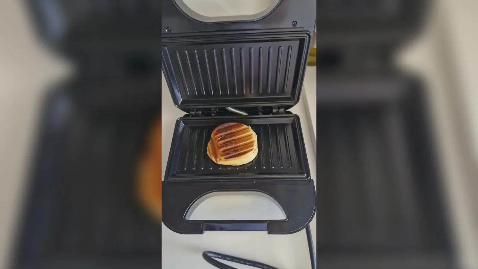 Pão tostado com marcas de grelha na chapa da sanduicheira