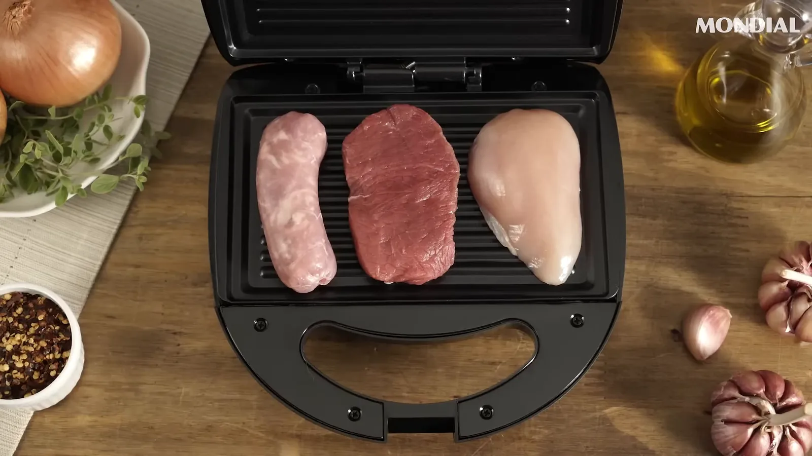 Preparo de carnes variadas nas chapas duplas onduladas da sanduicheira Mondial