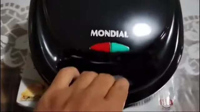 Destravamento da alça frontal para abertura da sanduicheira Mondial