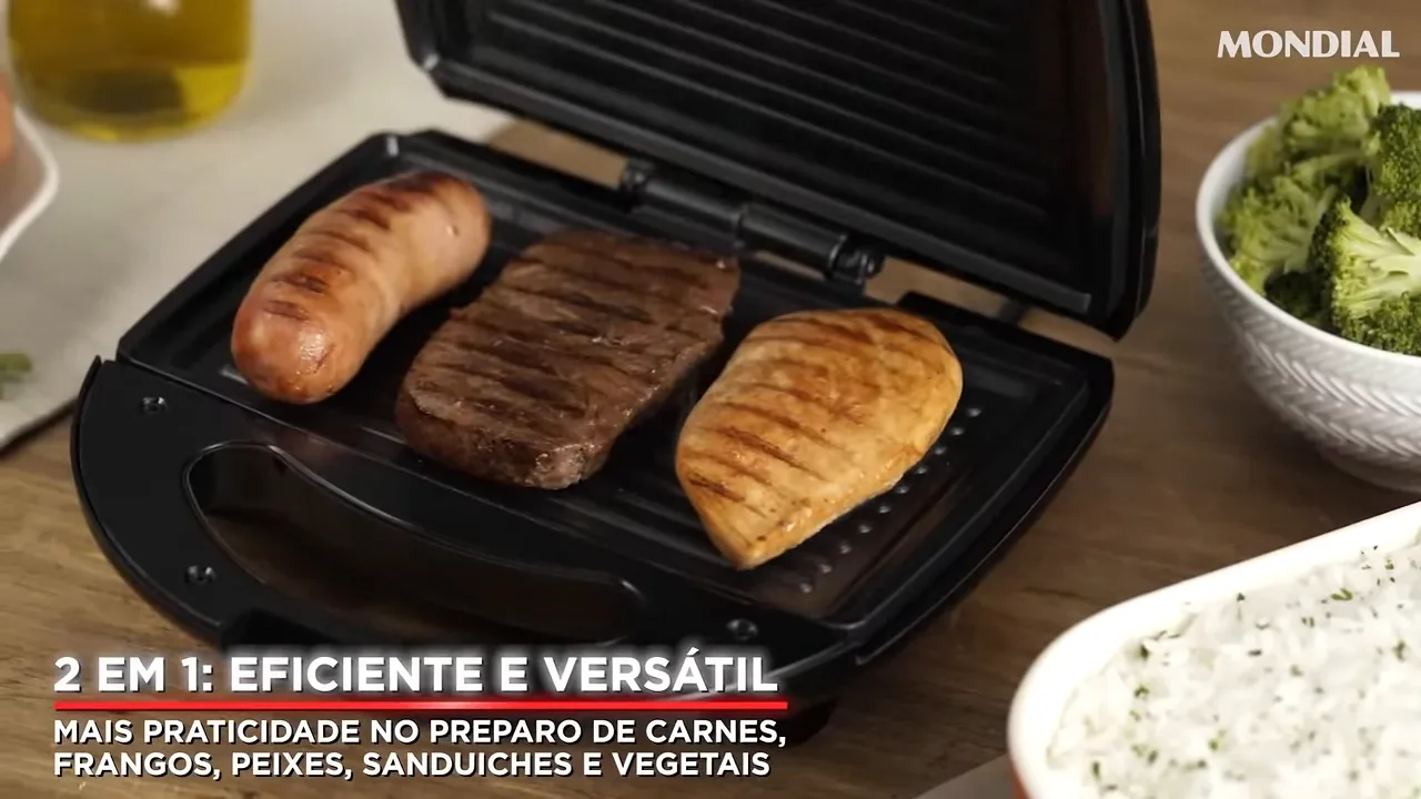 Abertura da tampa revelando carnes grelhadas nas chapas duplas onduladas