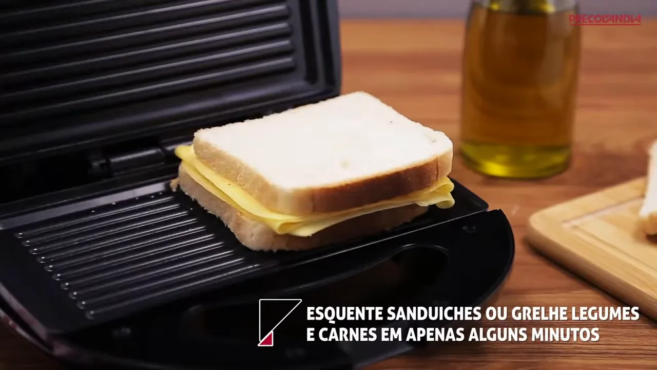 Colocação de fatias de pão com queijo na chapa