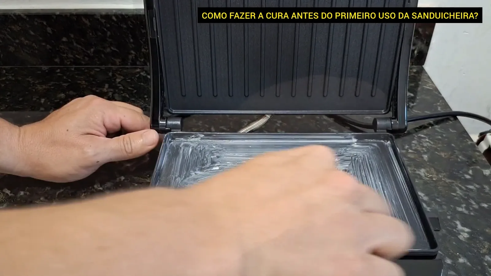 Aplicação de margarina na chapa inferior para cura da sanduicheira