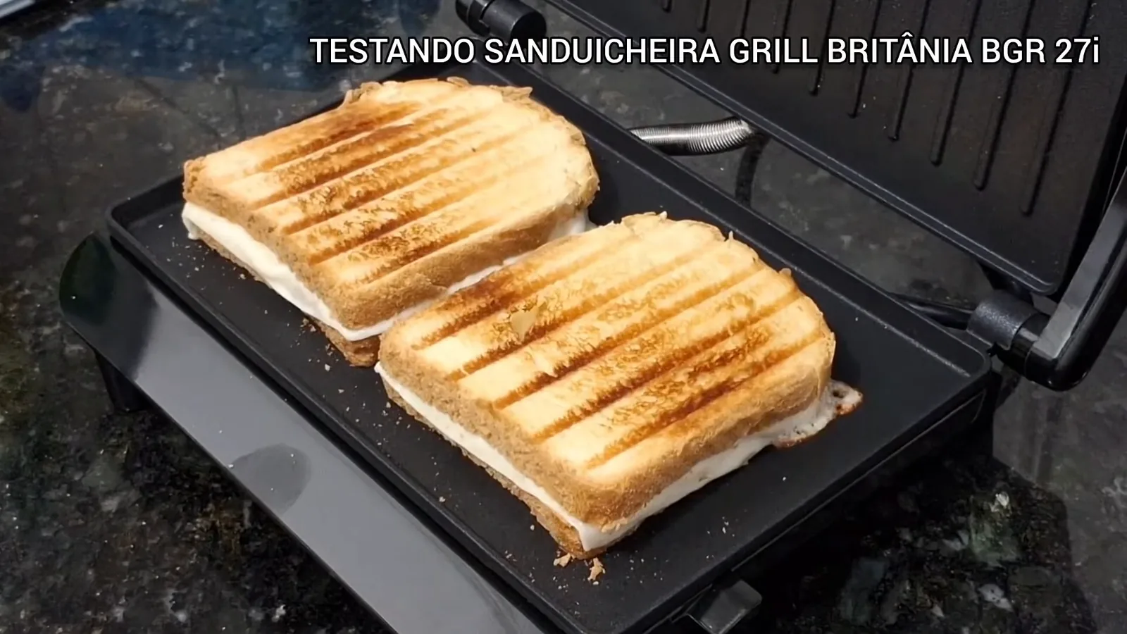 Lanches com queijo dourados pelas placas grill e lisa