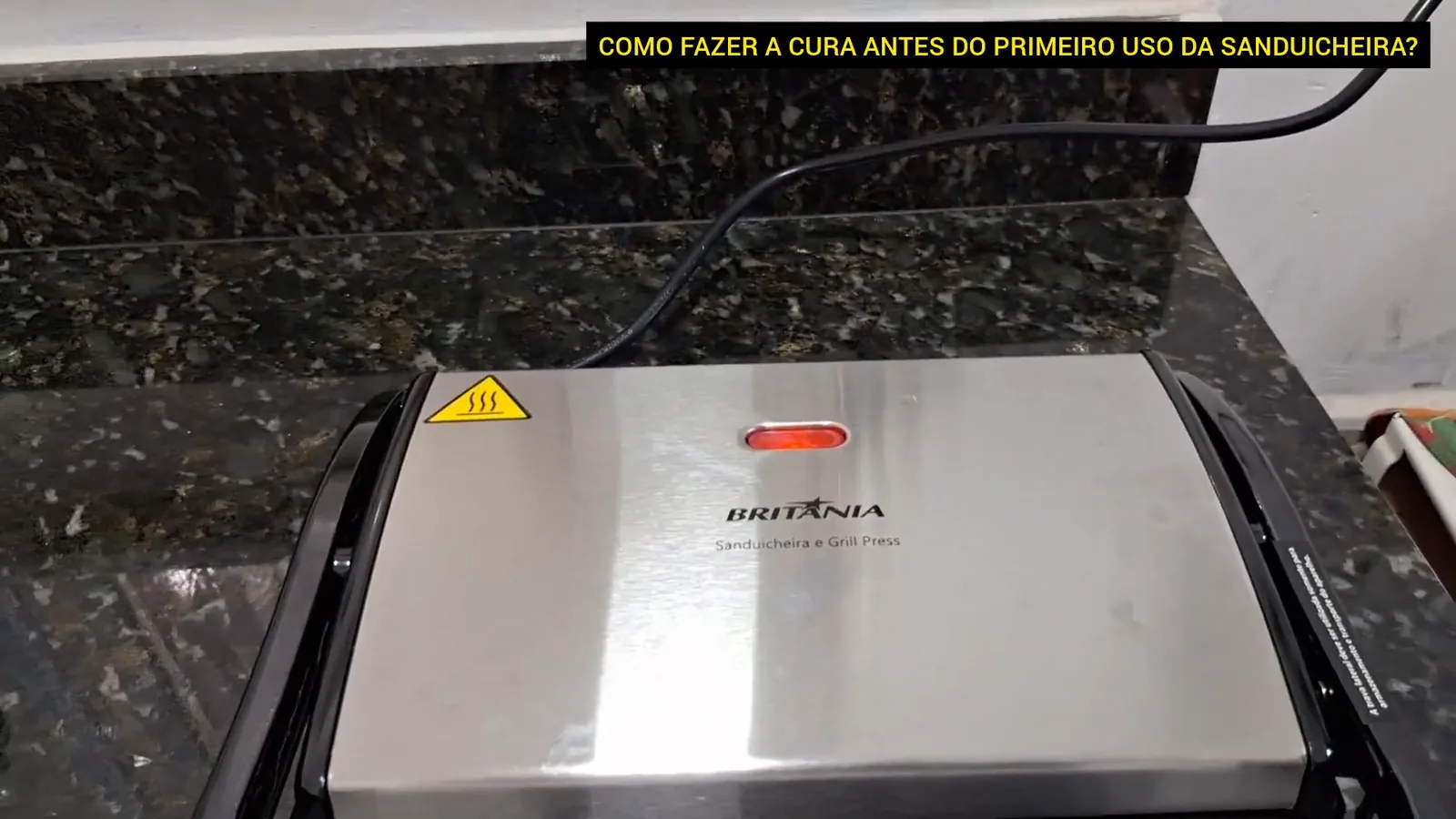 Sanduicheira Britânia com luz indicadora acesa durante aquecimento da cura