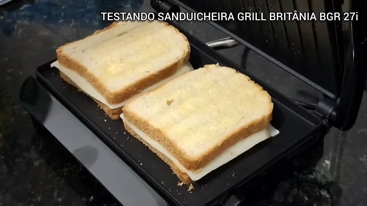 Tampa articulada descendo e nivelando sobre sanduíches altos sem amassar