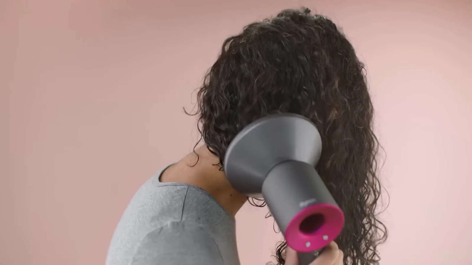 Secador Dyson Supersonic com bocal difusor secando fios cacheados