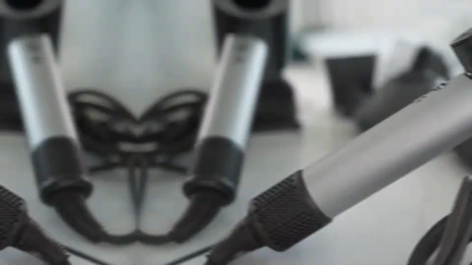 Secador de cabelo Dyson Supersonic repousado sobre a bancada