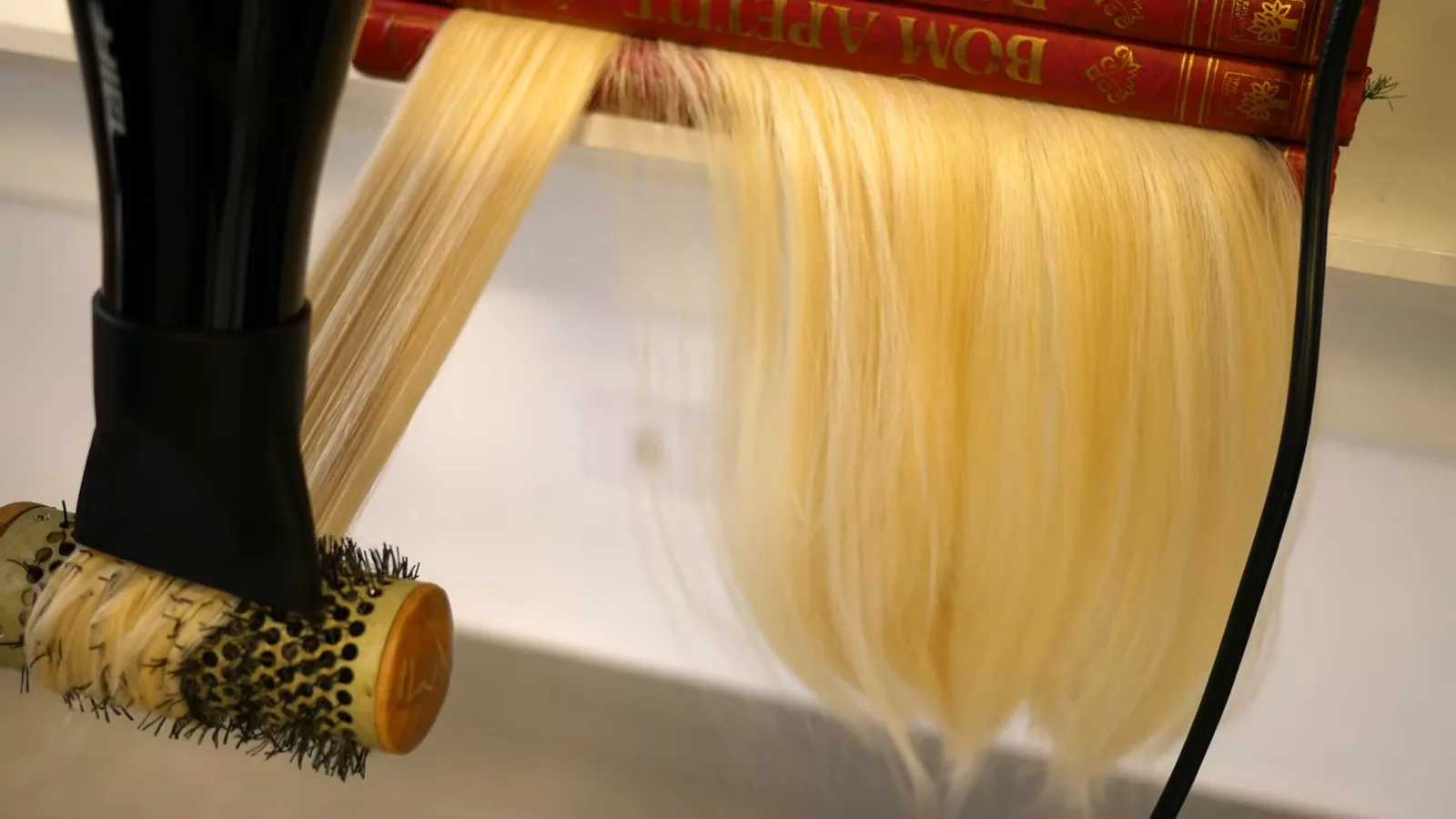 Secador Taiff Style escovando mecha de cabelo com bico direcionador