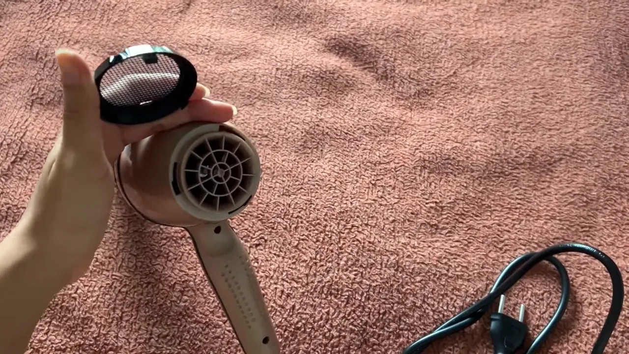 Remoção da grade traseira protetora do secador de cabelo Taiff Style