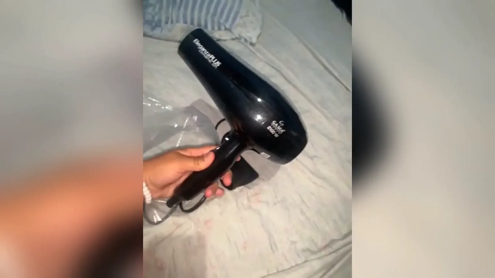 Secador GA.MA Italy Eleganza Plus exibindo potência na mão