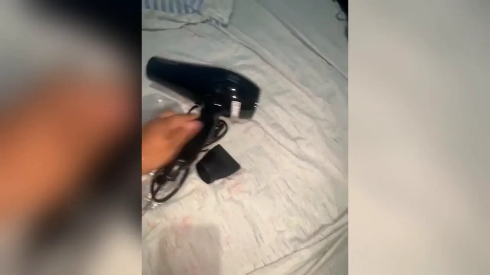 Secador GA.MA Eleganza Plus e bocal concentrador sobre a cama