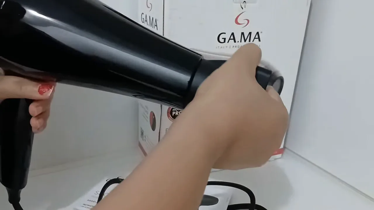 Manuseio do secador GA.MA Italy Eleganza Plus com bocal direcionador instalado
