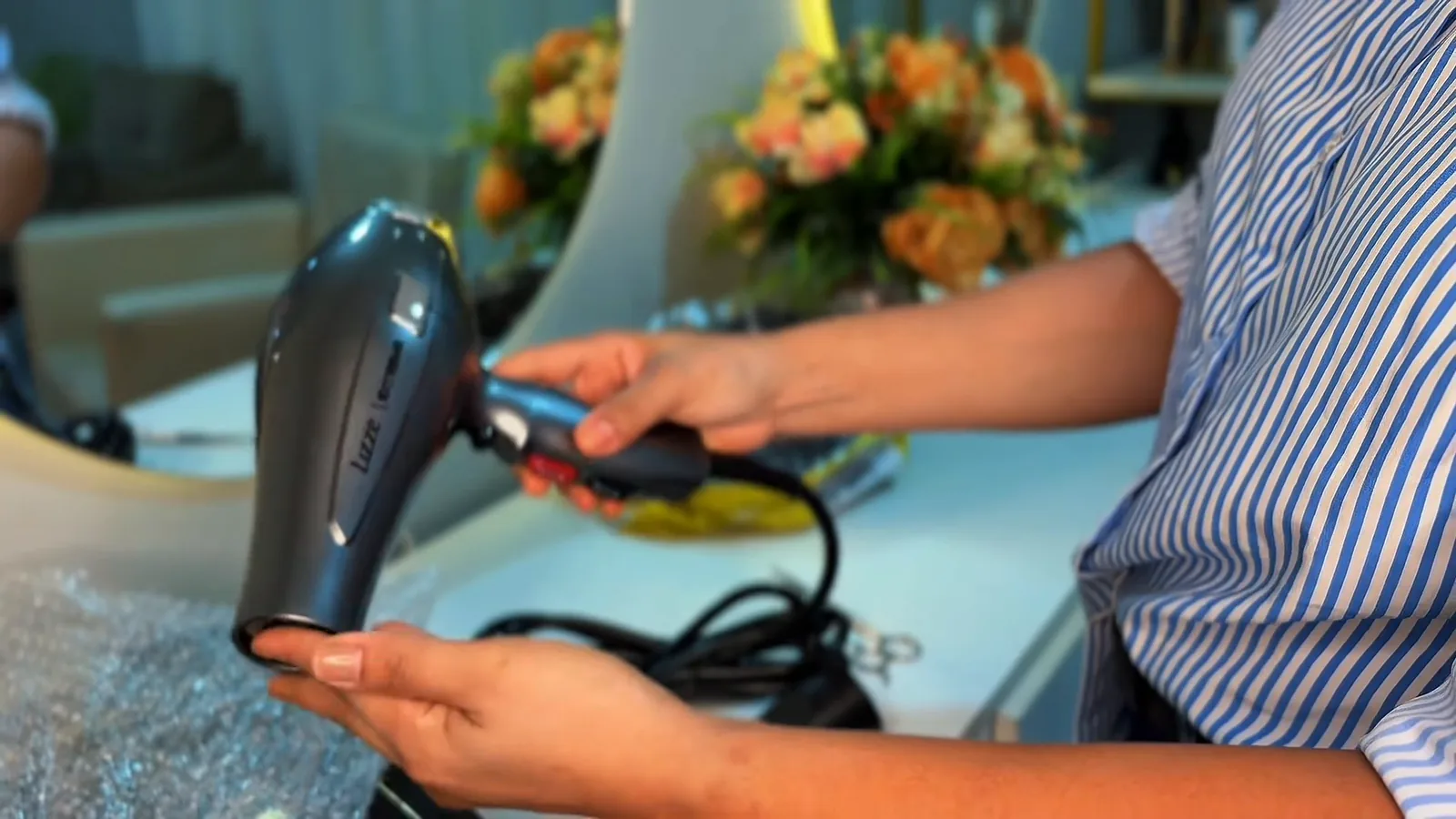Secador de cabelo profissional Lizze Extreme exibido nas mãos da usuária