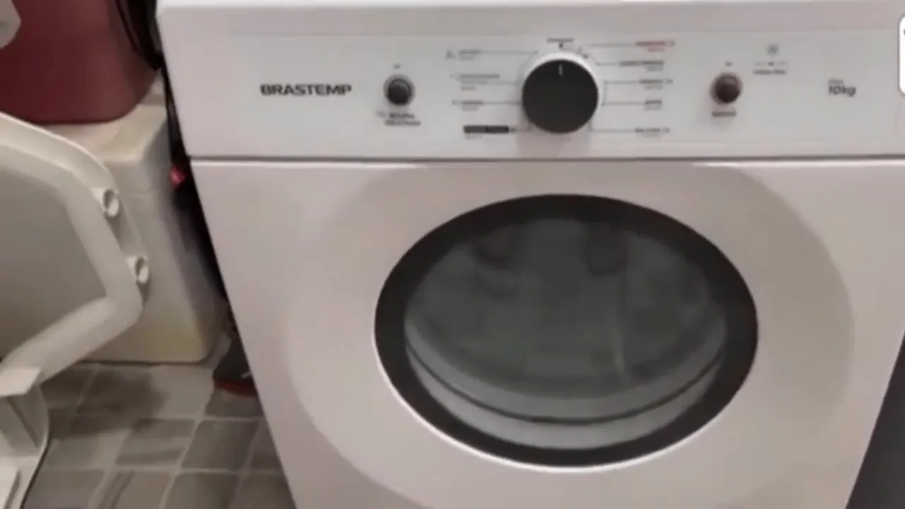 Secadora Brastemp BSR10BB em funcionamento secando roupas na lavanderia residencial