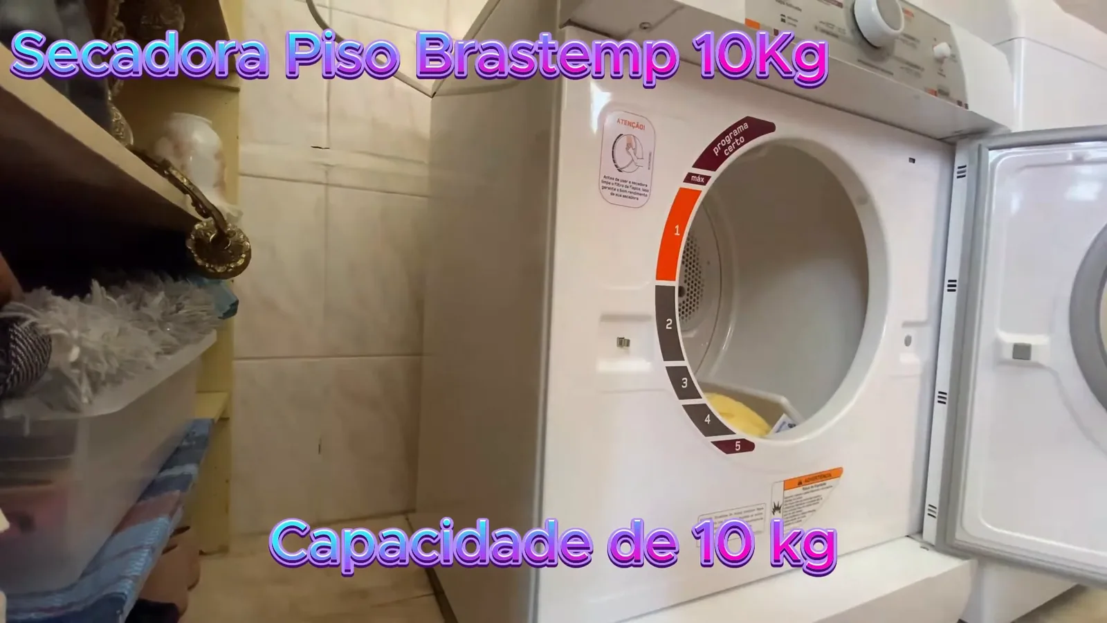Abastecimento de roupas no tambor interno da secadora Brastemp