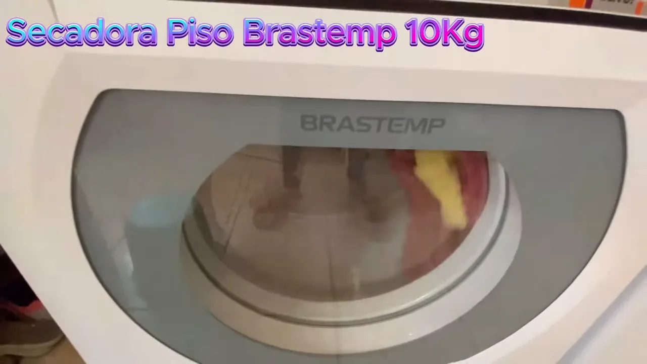 Secadora Brastemp em funcionamento secando roupas no tambor giratório