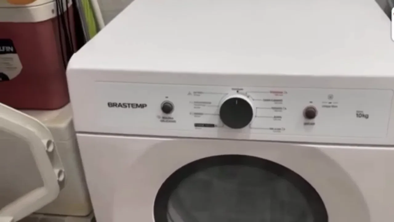 Tambor da secadora Brastemp girando continuamente para secar as peças de roupa