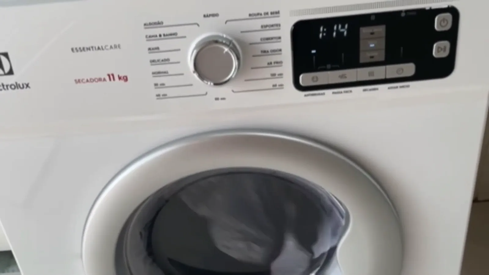 Secadora Electrolux STL11 em funcionamento secando roupas no tambor