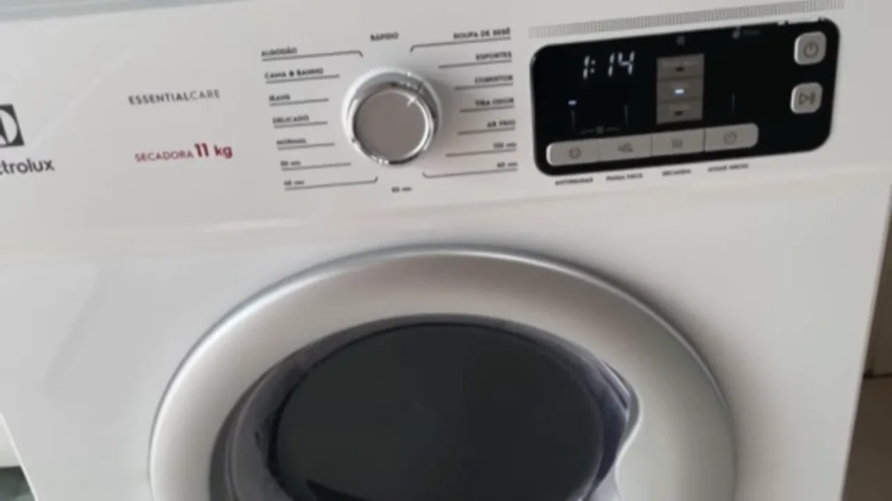 Secadora Electrolux STL11 em operação secando peças no tambor giratório