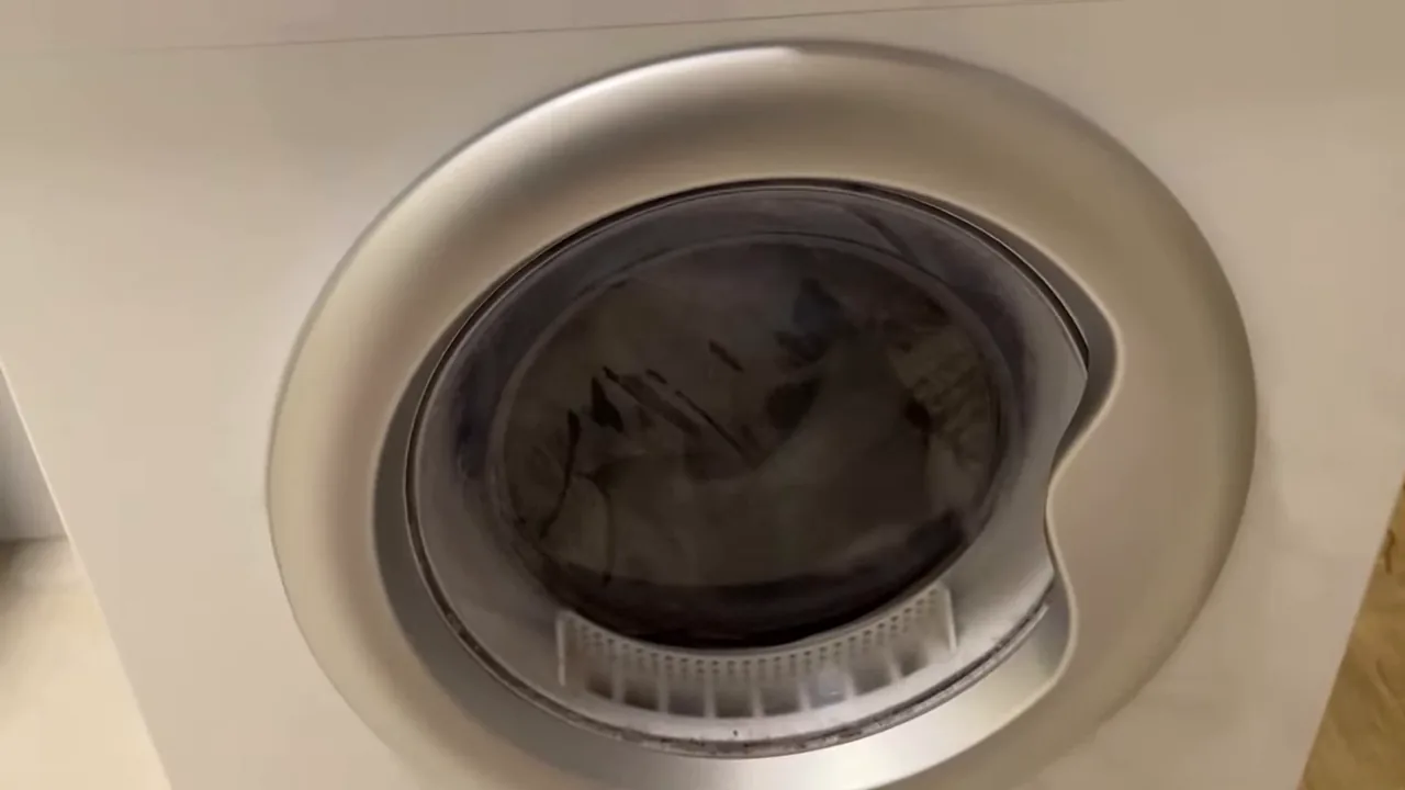 Secadora Electrolux STL11 em ciclo de secagem com tambor em movimento