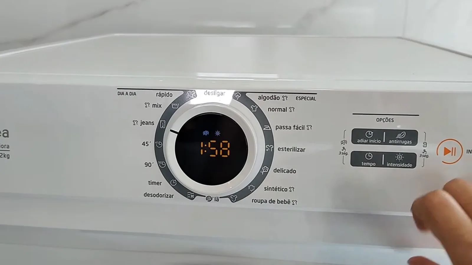 Painel touch e Botão Lunar configurando programa na secadora Midea