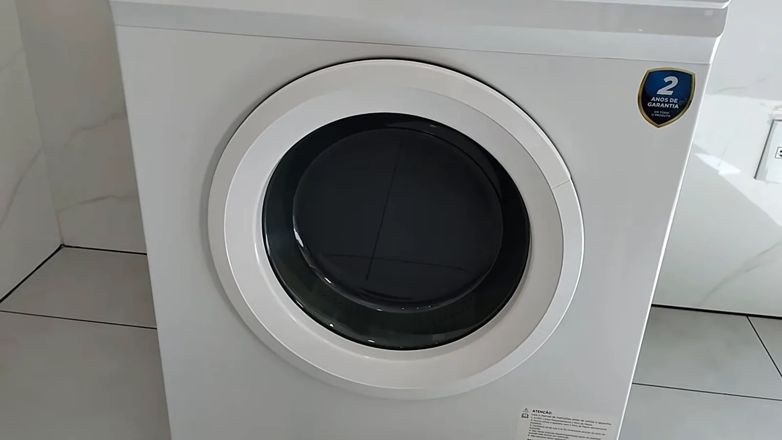 Secadora Midea HealthGuard operando ciclo de secagem na lavanderia