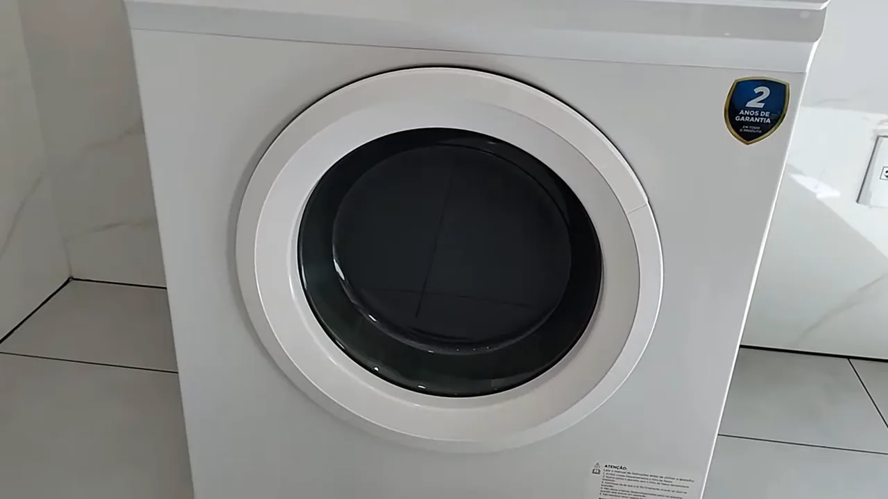 Secadora Midea em pleno funcionamento com tambor girando na lavanderia