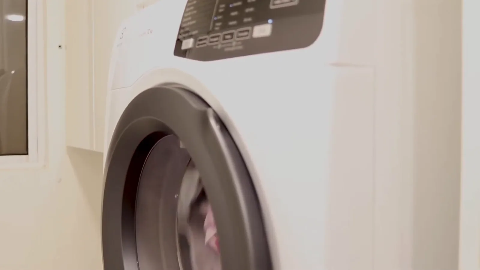 Secadora Electrolux Premium Care em funcionamento secando roupas no tambor