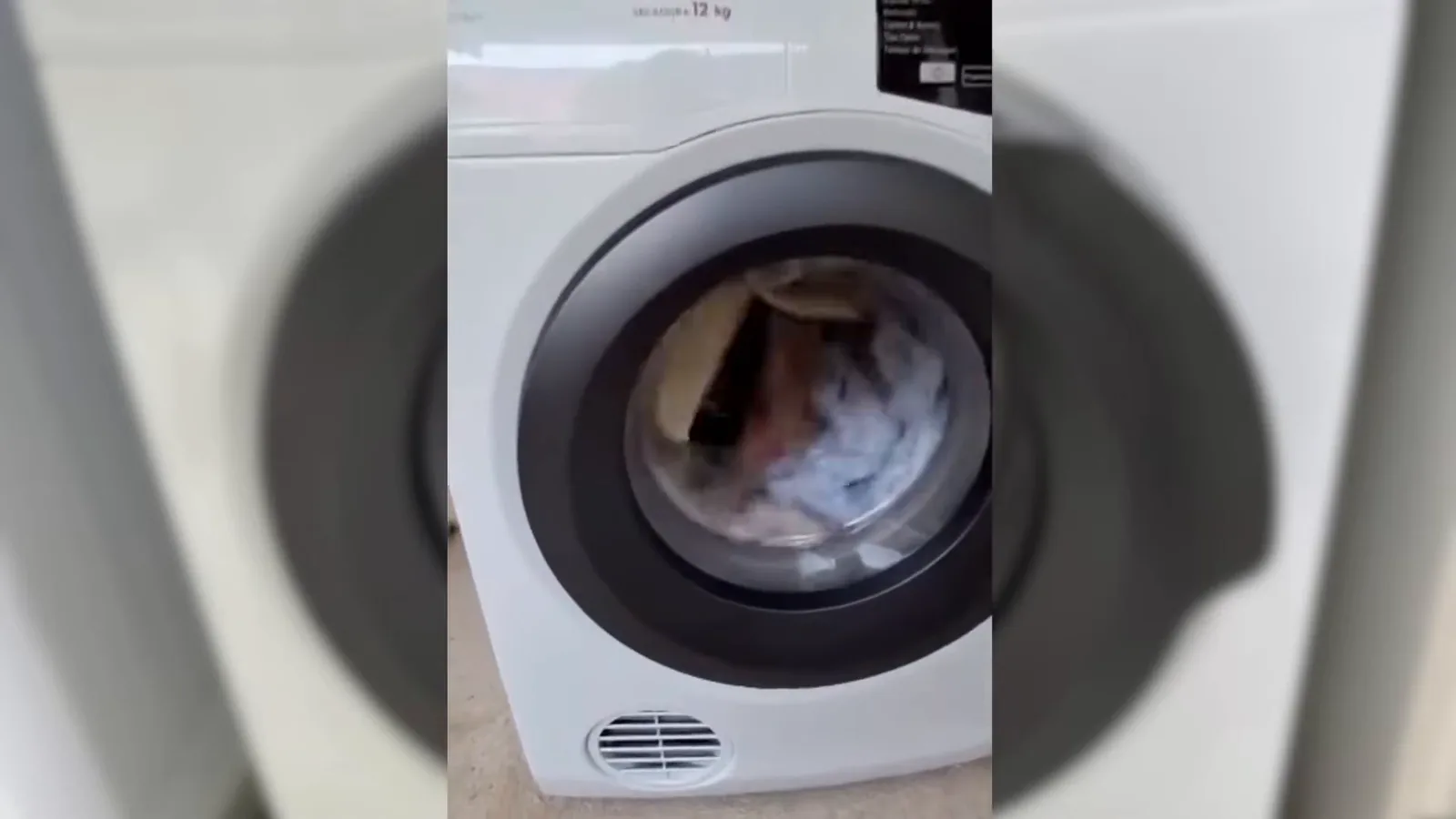 Secadora Electrolux SFP12 em funcionamento secando roupas no tambor