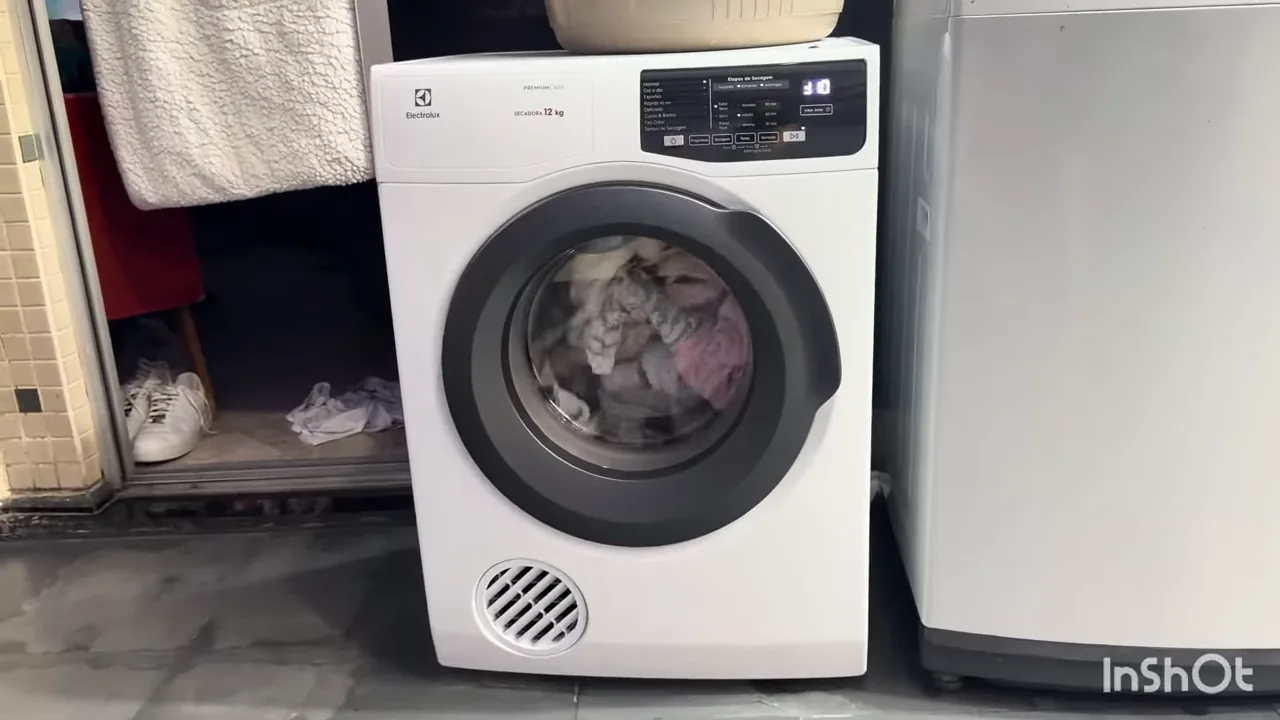 Secadora Electrolux em funcionamento com roupas girando dentro do tambor