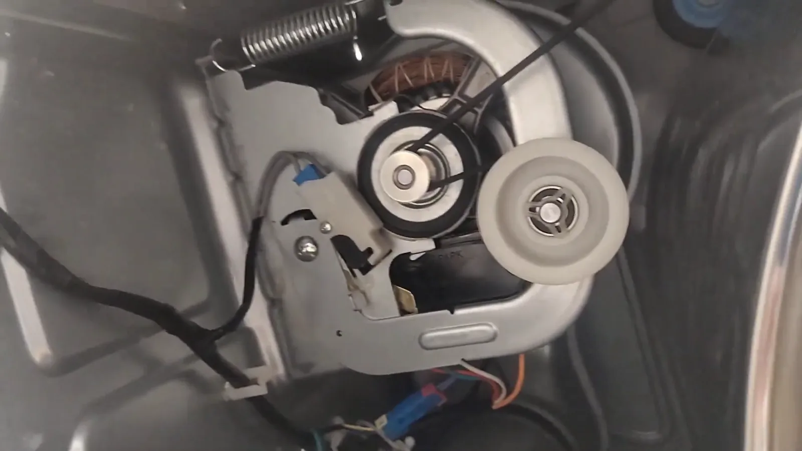 Mecanismo interno do motor e polia em operação na secadora