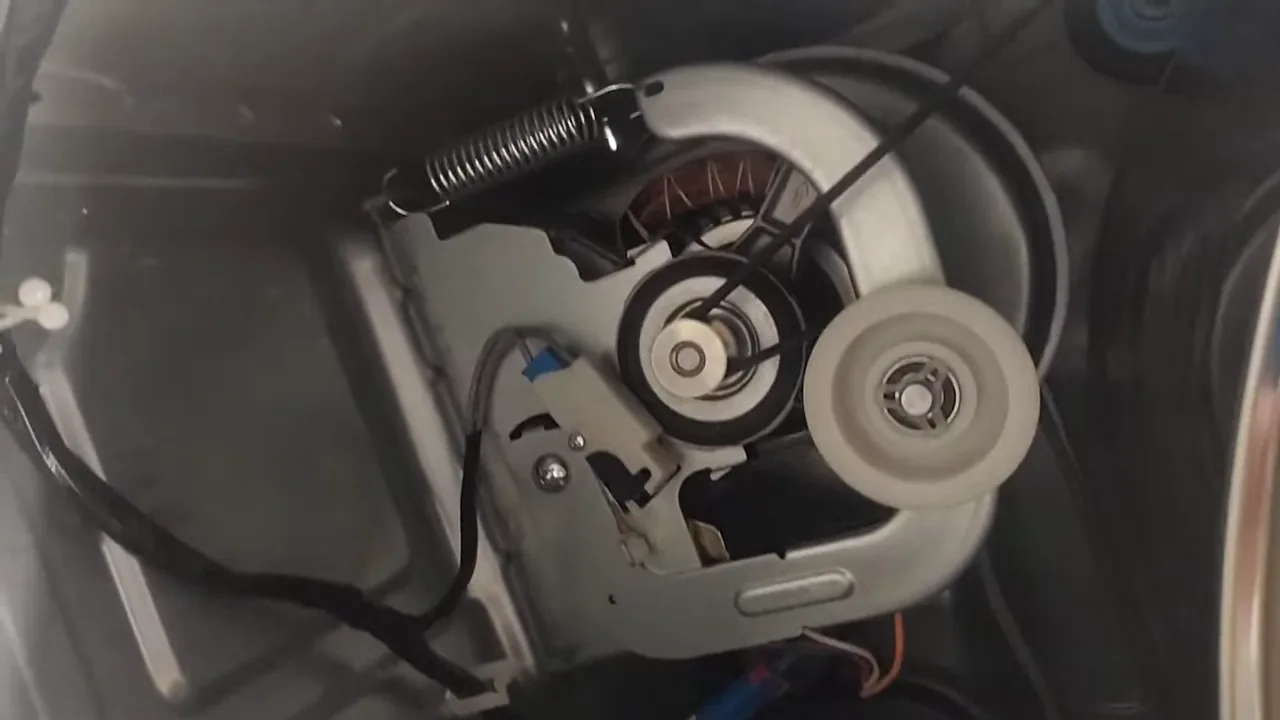 Motor e polia da secadora Samsung em funcionamento contínuo