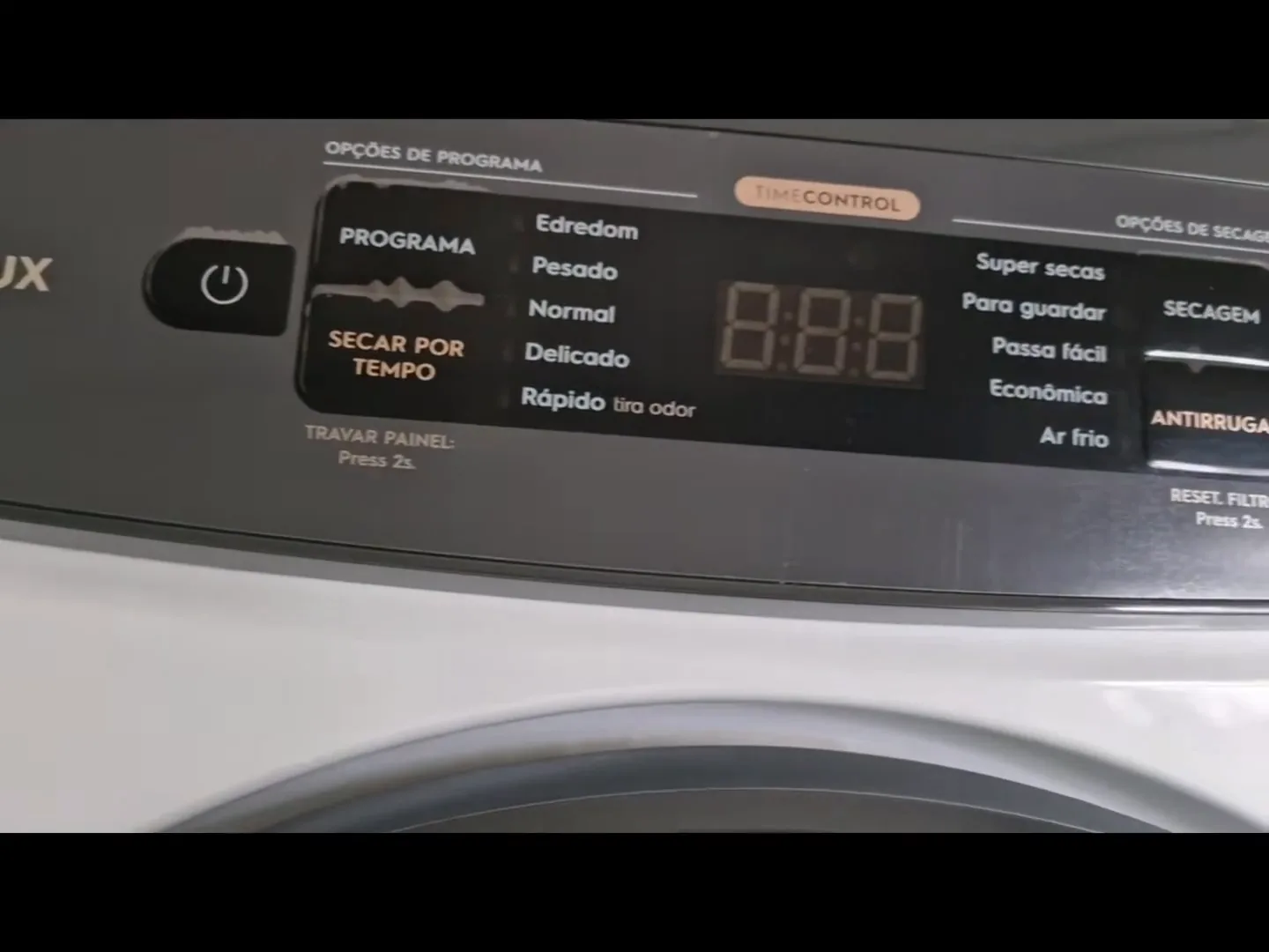 Painel de controle digital da secadora Electrolux fixada na parede