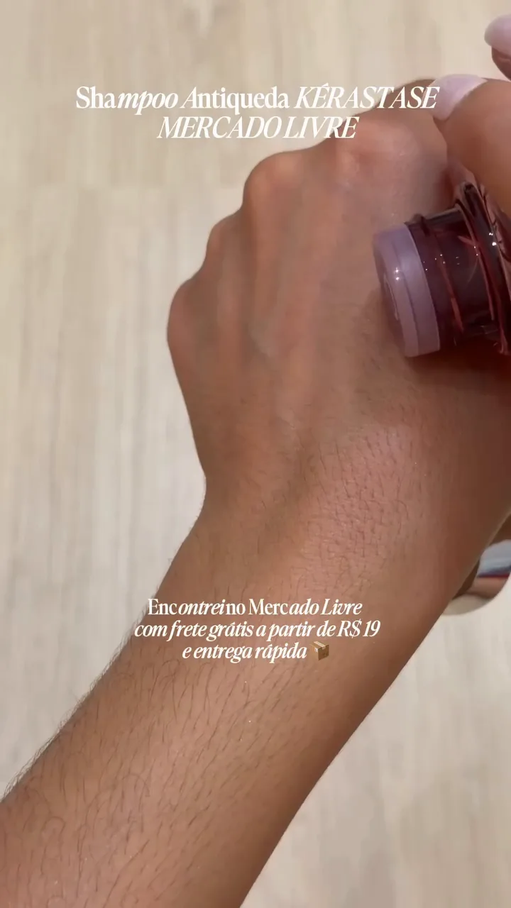 Dosagem do shampoo transparente Kérastase Genesis diretamente na mão