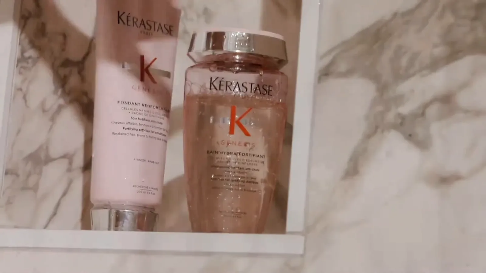 Frasco do shampoo Kérastase Genesis Bain Hydra Fortifiant retirado da prateleira