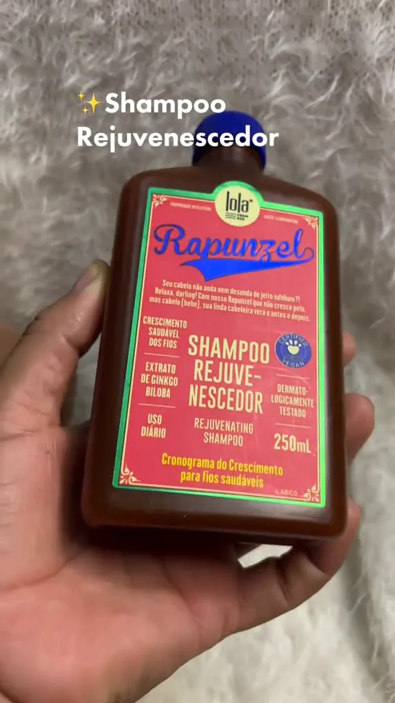 Frasco do shampoo Rapunzel Rejuvenescedor Lola Cosmetics de 250 ml