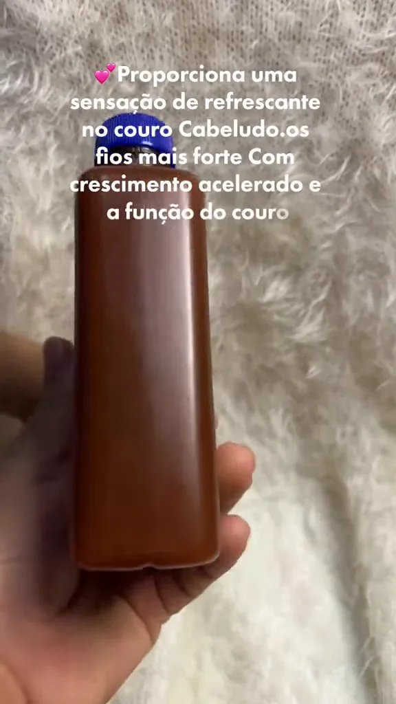Manuseio e rotação da embalagem do shampoo Rapunzel Rejuvenescedor