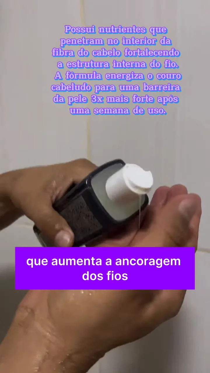 Despejando e espalhando o shampoo antiqueda Clear Men na mão