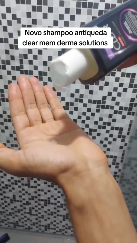 Dosagem do shampoo Clear Men Antiqueda saindo do frasco na mão