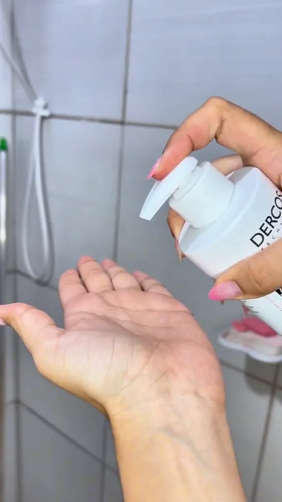 Aplicação do shampoo antiqueda Vichy sendo dosado na mão