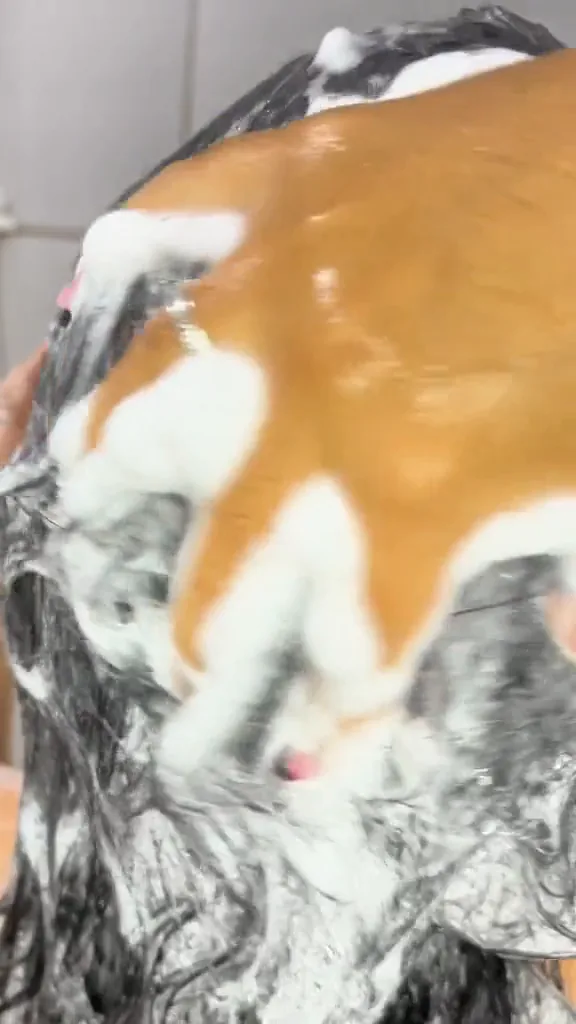 Aplicação e formação de espuma do shampoo antiqueda no cabelo