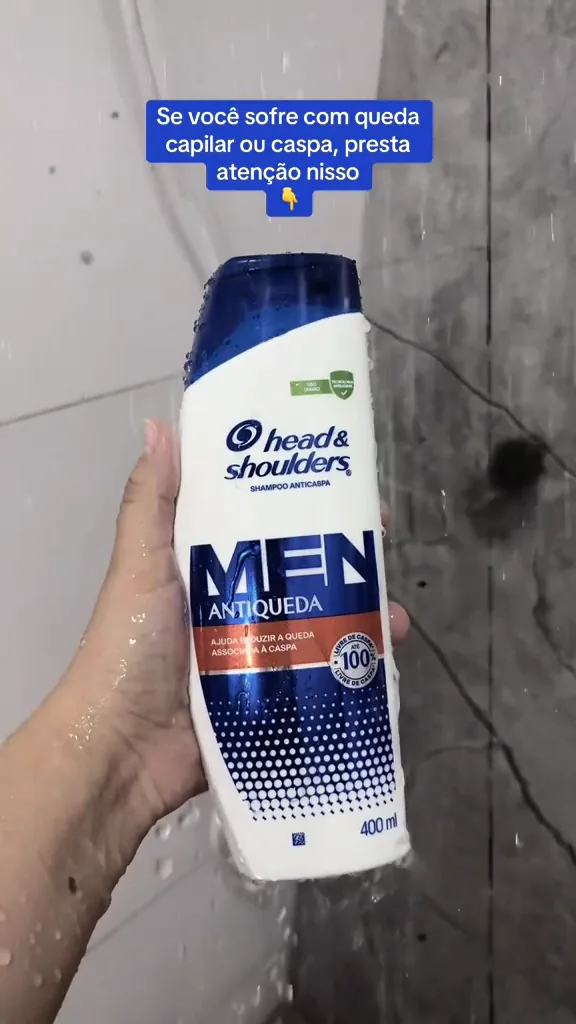 Frasco de shampoo Head & Shoulders Men Antiqueda sob a água do chuveiro