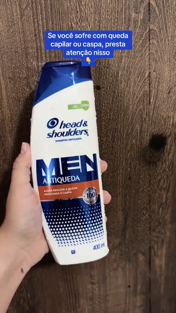 Frasco do shampoo antiqueda Head & Shoulders Men segurado pela mão